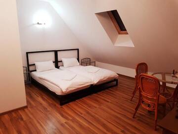 Фото номера Трехместный номер Проживание в семье Big Yellow House г. Górki Wielkie 7